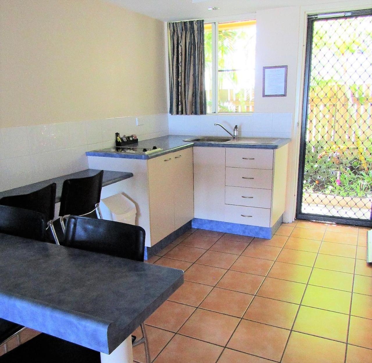 Sunlit Waters Studio Apartments Airlie Beach Exterior foto